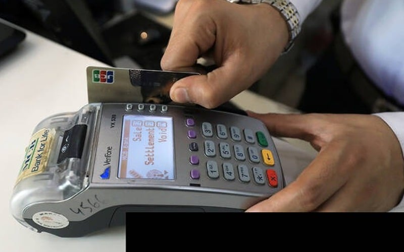 SBP Governor Jameel Ahmad speaking at the launch of the HBL, UnionPay and PayPak co-badged debit card in Karachi.