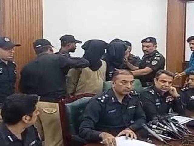 Police officers at the Teen Talwar area during the investigation into Dr Akash's murder.