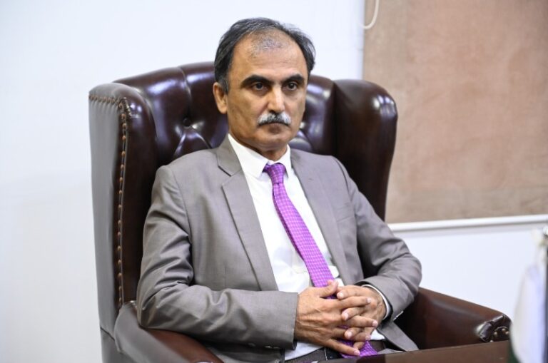 Professor Dr Muhammad Tufail Jokhio addresses faculty after taking charge as acting vice chancellor of Karachi University.