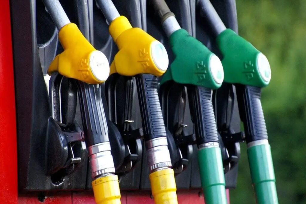 Fuel station in Pakistan as the government considers daily petroleum price revisions.