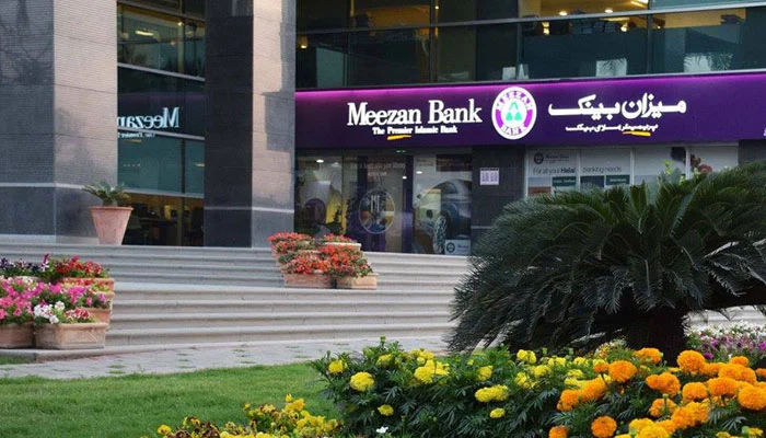 Meezan Bank officials receive PCI DSS v4.0.1 certification from Risk Associates during a ceremony in Karachi.