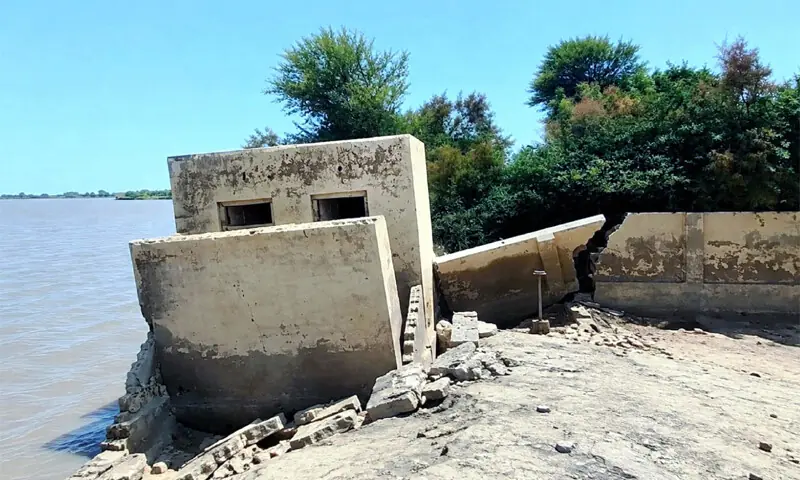 Dangerous school buildings in Larkana ordered to relocate