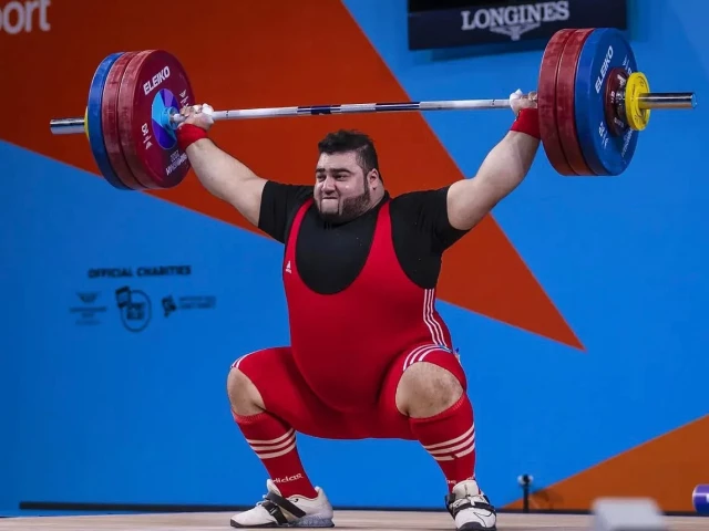 Nooh Dastgir Butt during a weightlifting competition for Pakistan