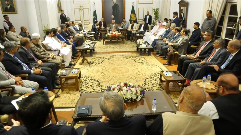 Sindh Governor Nihal Hashmi meeting federal petroleum and railways ministers in Karachi
