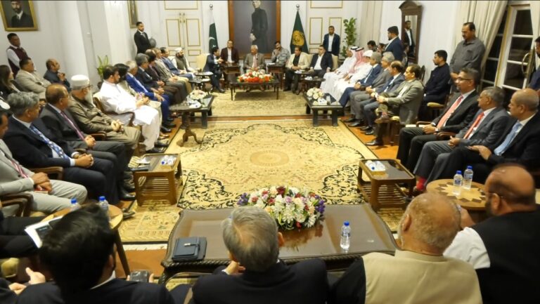 Sindh Governor Nihal Hashmi meeting federal petroleum and railways ministers in Karachi