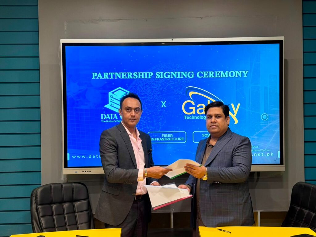 Data Vault Pakistan and Galaxy Technology executives sign a Sovereign AI partnership agreement.