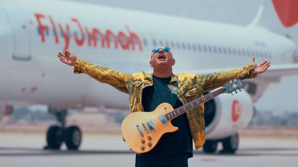 Ali Azmat and Fly Jinnah crew celebrate Pakistan Independence Day onboard an aircraft