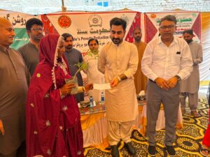 Sukhdev Hemnani distributing interest-free loan cheques under PPRP in Ghotki