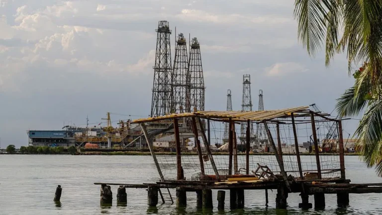 Donald Trump and Venezuela oil fields amid a major US energy agreement.