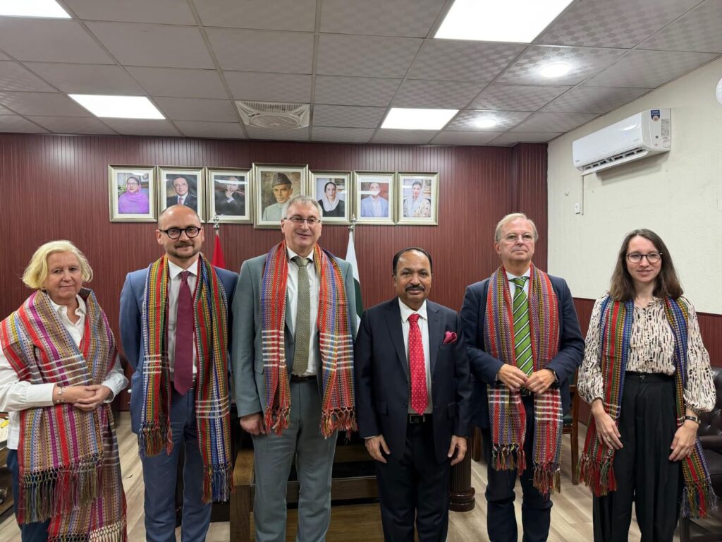 German delegation meets Sham Sunder Advani in Karachi over minority affairs