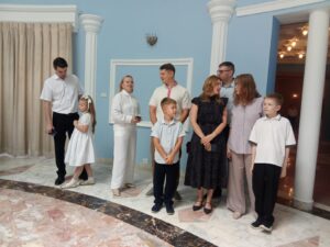 Russian citizens vote at Russian Consulate in Karachi