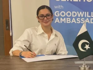 Hania Aamir speaks about Karachi sailors protest and accountability
