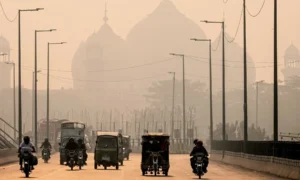 Lahore smog and air pollution affecting the city.