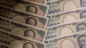 Japanese yen and US dollar banknotes representing foreign exchange market movements.