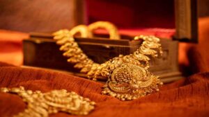 Gold jewellery and bullion representing rising gold and silver prices in Pakistan.