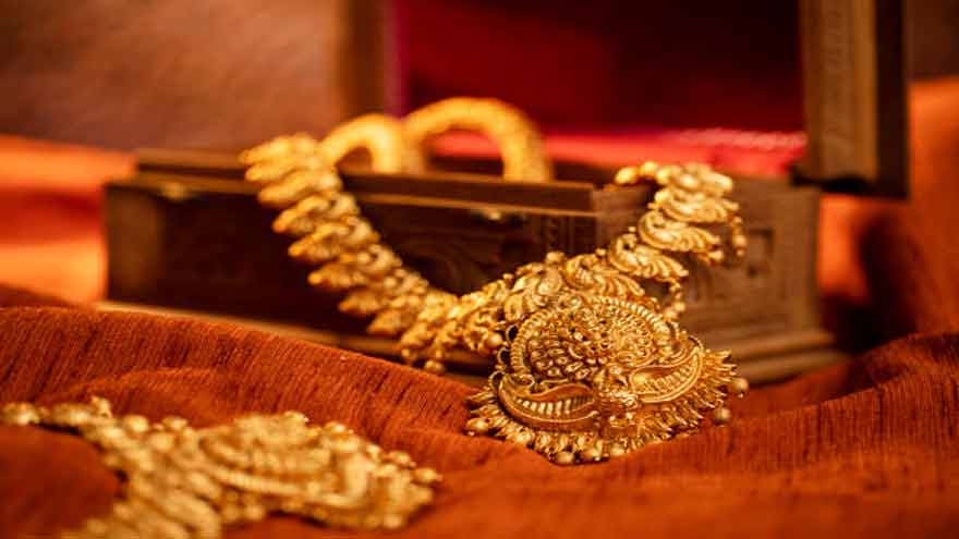 Gold jewellery and bullion representing rising gold and silver prices in Pakistan.