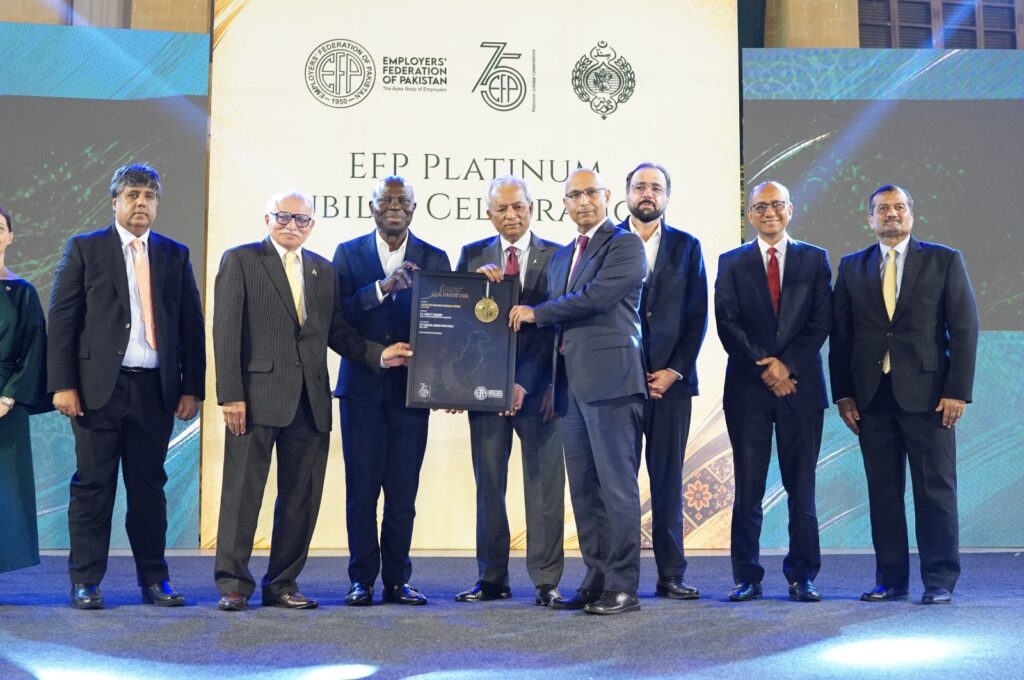 Javed Ahmed of Jubilee Life Insurance receives the EFP Game Changer Icon of Pakistan award at Governor House, Karachi.