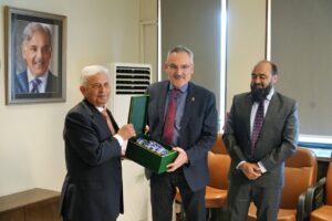 Rana Tanveer Hussain meets CIMMYT officials at the Ministry of National Food Security and Research in Islamabad